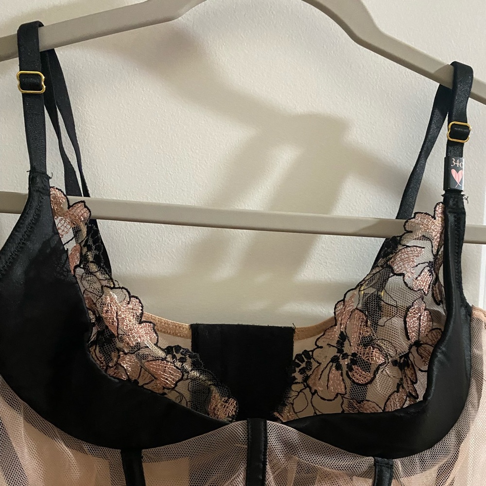 Victorias Secret very sexy unlined bra 34C  flower detail